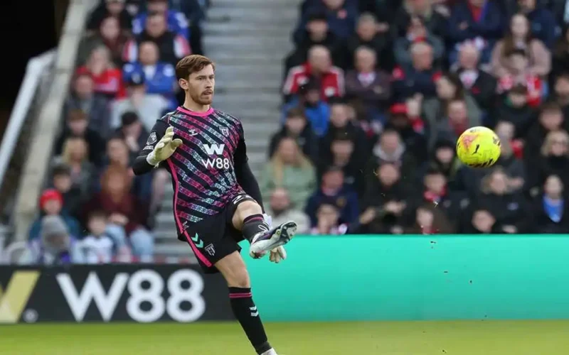 صراع ثلاثي بين تشيلسي ومانشستر سيتي وليفربول لضم حارس الدوري الإنجليزي المتألق